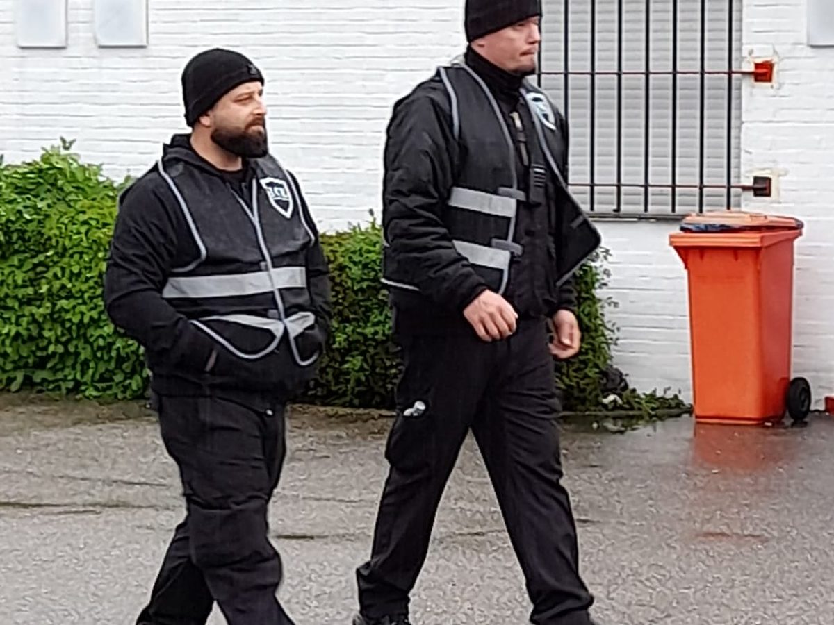 Team von ICE Sicherheit & Service bei der Einsatzbesprechung